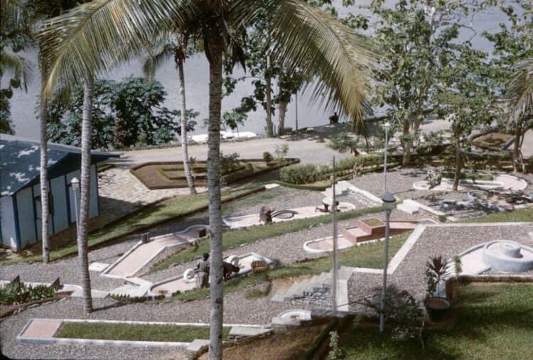 stevemo92's tweet photo. JAURESSAN salarié à ALUCAM entre 1958 et 1965 partage ses archives d’EDEA à cette époque 

On distingue le club ALUCAM  avec son court de tennis , sa piscine 

La 2eme photo est lors d’une visite du président AHIDJO dans la ville

J’ai trop d’archives 😭😭

#IlYavaitQuoiAvant https://t.co/WFgU812rD6