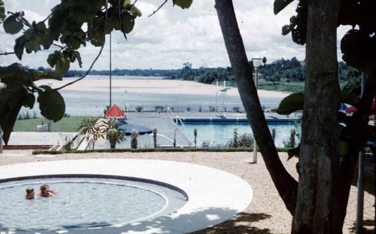 stevemo92's tweet photo. JAURESSAN salarié à ALUCAM entre 1958 et 1965 partage ses archives d’EDEA à cette époque 

On distingue le club ALUCAM  avec son court de tennis , sa piscine 

La 2eme photo est lors d’une visite du président AHIDJO dans la ville

J’ai trop d’archives 😭😭

#IlYavaitQuoiAvant https://t.co/WFgU812rD6