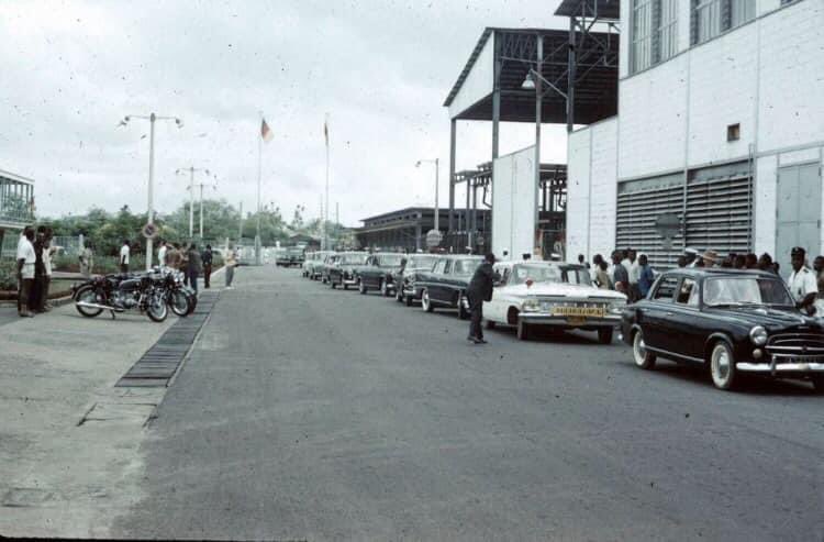 stevemo92's tweet photo. JAURESSAN salarié à ALUCAM entre 1958 et 1965 partage ses archives d’EDEA à cette époque 

On distingue le club ALUCAM  avec son court de tennis , sa piscine 

La 2eme photo est lors d’une visite du président AHIDJO dans la ville

J’ai trop d’archives 😭😭

#IlYavaitQuoiAvant https://t.co/WFgU812rD6