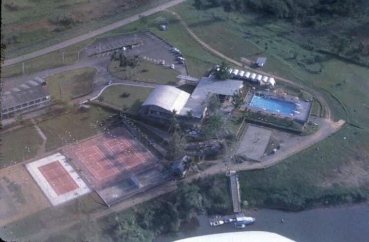 stevemo92's tweet photo. JAURESSAN salarié à ALUCAM entre 1958 et 1965 partage ses archives d’EDEA à cette époque 

On distingue le club ALUCAM  avec son court de tennis , sa piscine 

La 2eme photo est lors d’une visite du président AHIDJO dans la ville

J’ai trop d’archives 😭😭

#IlYavaitQuoiAvant https://t.co/WFgU812rD6