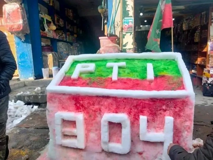 چترالی نوجوان نے  برف سے اپنی پارٹی کا جنڈا ساتھ میں قایدی نمبر 804بنا کر سب کو حیران کر دیا  ماشاءاللہ