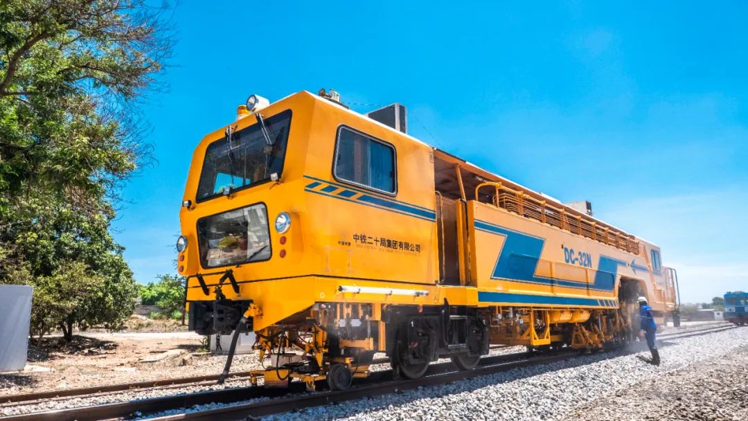 #CRCCUpdates In #Malawi, CRCCers are racing against time to upgrade the Nacala Corridor Railway.🇲🇼🛤️
Many sections still use old wooden sleepers, desperately needing an overhaul to meet soaring freight demands. Once upgraded, the annual rail freight volume will skyrocket from 10