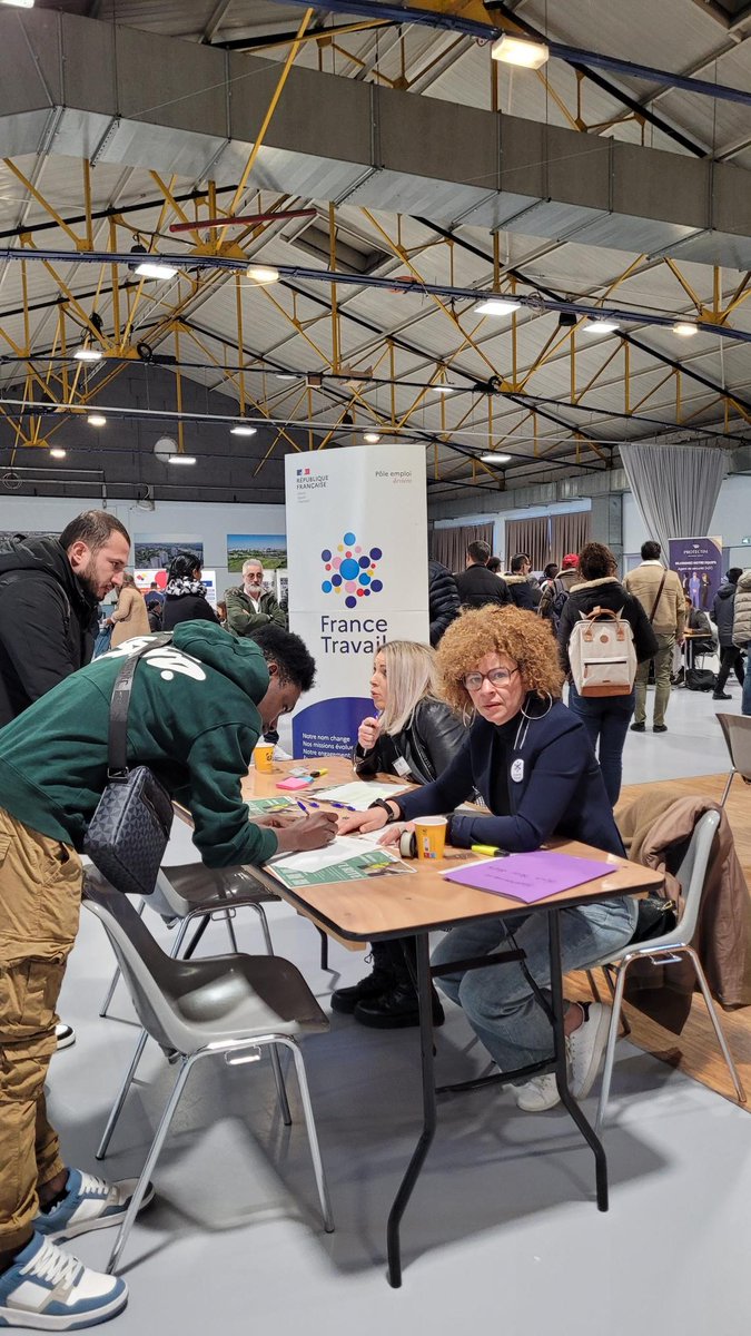 Aujourd'hui sur <a href="/venissieux/">abdel</a> les agences @francetravail_ara accueillent 2⃣6⃣ recruteurs &amp; centres de formation dans les métiers de la #sécurité ! Plus de 1⃣0⃣0⃣ visiteurs sur la matinée ! Nos conseillers #equipeemploi accompagnent les candidats à la rencontre des professionnels