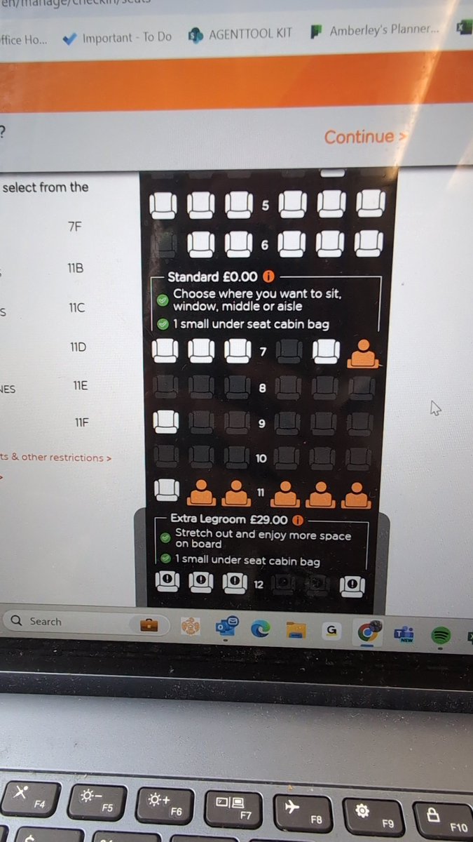 Amberley_Marie's tweet photo. @easyJet you little con artists. 
Family of 6 travelling together. Empty row, 5 of the family get to sit together but you want 50p to move the dad into that empty seat! What is the point! #conartists #ripoff #pointless https://t.co/J59YJkLVLp