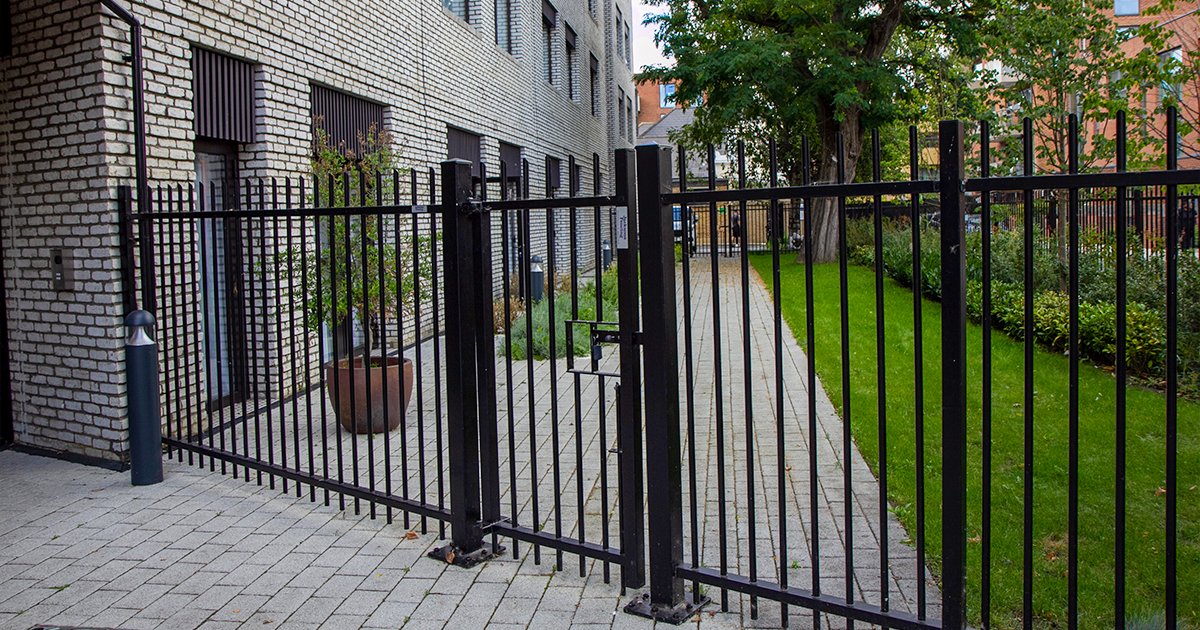 Barbican Imperial® railings offer an elegant and secure demarcation solution. Camberwell Lodge care home in Southwark, London, selected these railings for their safe and modern design that effectively combines residential aesthetics with safety - jacksons-security.co.uk/case-studies/r…