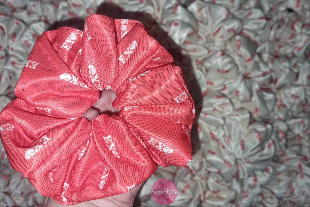 SomeStore's tweet photo. Share ko na din ang #SomeStoreFreebies for the EXO Seasons Greetings 2024.
Each SG order comes with:
✴️ 1 customized scrunchie with thr EXO ❤️ valentine logo
✴️ 1 decal of the EXO ❤️ logo (di kasama yung cocomelon sa laptop ko ha 😂)
✴️ 1 colored sign pen for your planner ✍️ https://t.co/9E1H4vOHOD