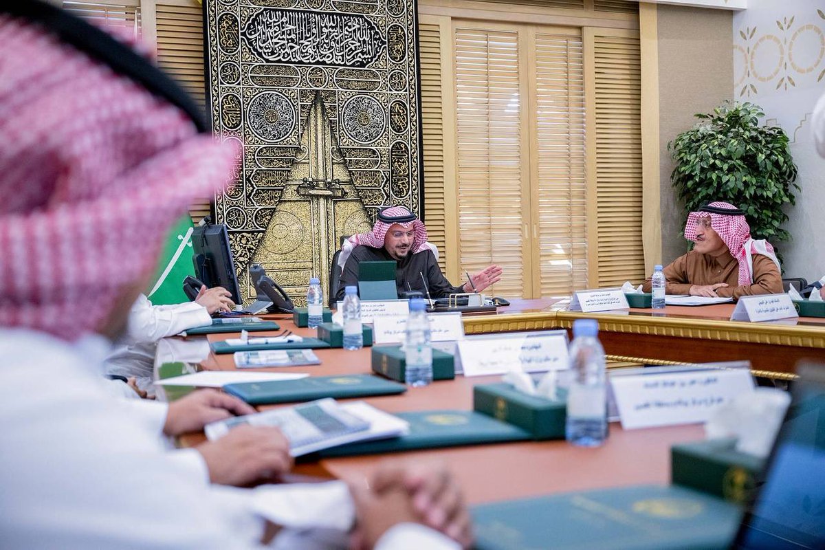 EmarahAlQassim's tweet photo. أشاد سموه بجهود مركز " وقاء " لرفع المستوى الصحي للمواطنين والمقيمين من خلال توفير منتجات زراعية وحيوانية آمنة، وما تحقق من جهود كبيرة لمكافحة سوسة النخيل الحمراء ..

سمو #أمير_منطقة_القصيم يترأس إجتماعا لإستعراض ماتم إنجازه من قبل المركز الوطني لمكافحة الآفات النباتية والحيوانية " وقاء " .
