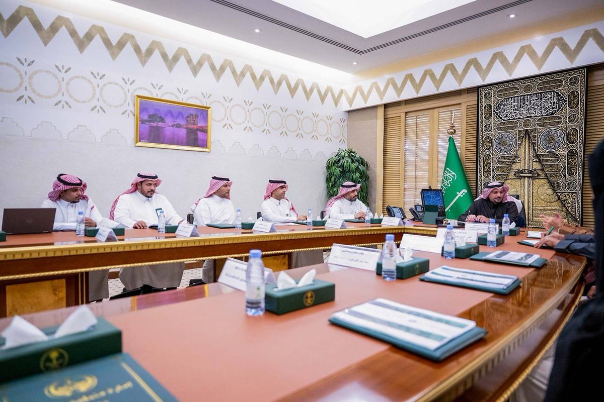 EmarahAlQassim's tweet photo. أشاد سموه بجهود مركز " وقاء " لرفع المستوى الصحي للمواطنين والمقيمين من خلال توفير منتجات زراعية وحيوانية آمنة، وما تحقق من جهود كبيرة لمكافحة سوسة النخيل الحمراء ..

سمو #أمير_منطقة_القصيم يترأس إجتماعا لإستعراض ماتم إنجازه من قبل المركز الوطني لمكافحة الآفات النباتية والحيوانية " وقاء " .