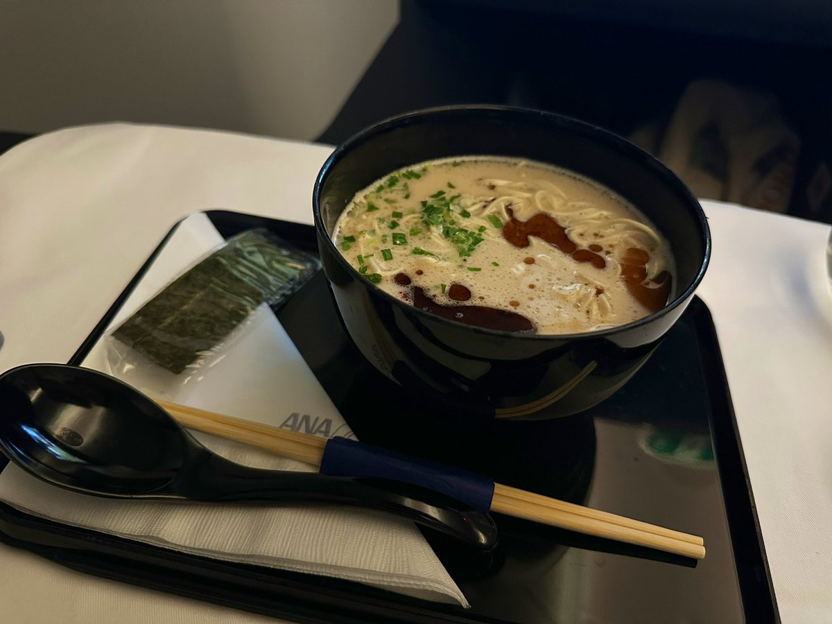 chansanchan's tweet photo. ここ１ヶ月のうち３週間は出張だったので飛行機ネタばかり投下してますが、
ANAビジネスクラスの軽食で選べる一風堂のビーガンラーメンは美味しかった。
(普段ラーメン食べないけれど) https://t.co/IAntcOBlZo