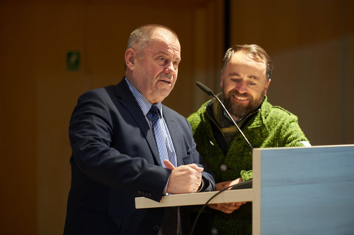 UniWarszawski's tweet photo. 50% uczniów podstawówek dociera do szkoły pieszo, 25% rowerem, 14% jest dowożonych samochodem. 41% rodziców uruchamia auto tylko w tym celu – wynika z raportu CoMobility. Wczoraj rozpoczęła się konferencja podsumowująca projekt.
🔗https://t.co/azSgoO9549 https://t.co/sucNuJ9mTm