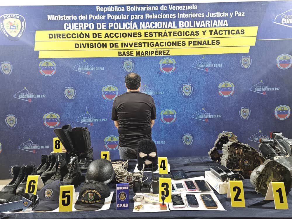 ImpactoVE's tweet photo. #7Mar 

🚔 TRAS LAS REJAS 

Como Jermaine Moisés García Cornejo, de 39 años, fue identificado el hombre que se hizo pasar por un PNB y amenazó de muerte a la persona que lo grababa. Funcionarios de la CPNB lo detuvieron al igual que a la mujer que lo acompañaba

📌Vía: @RCamachoVzla