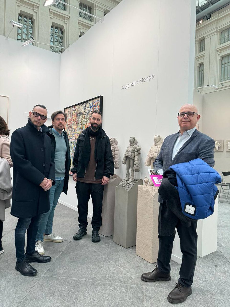GobAragon's tweet photo. 🧑‍🎨El DG de Cultura, Pedro Olloqui, ha visitado @ArtMadridferia, donde ha conocido el trabajo de los artistas Alejandro Monge y Manu Iranzo.

🖼️El Ejecutivo autonómico apoya a los creadores aragoneses en las ferias de arte contemporáneo que se desarrollan con motivo de @FeriaArco. https://t.co/rHuigx94rd