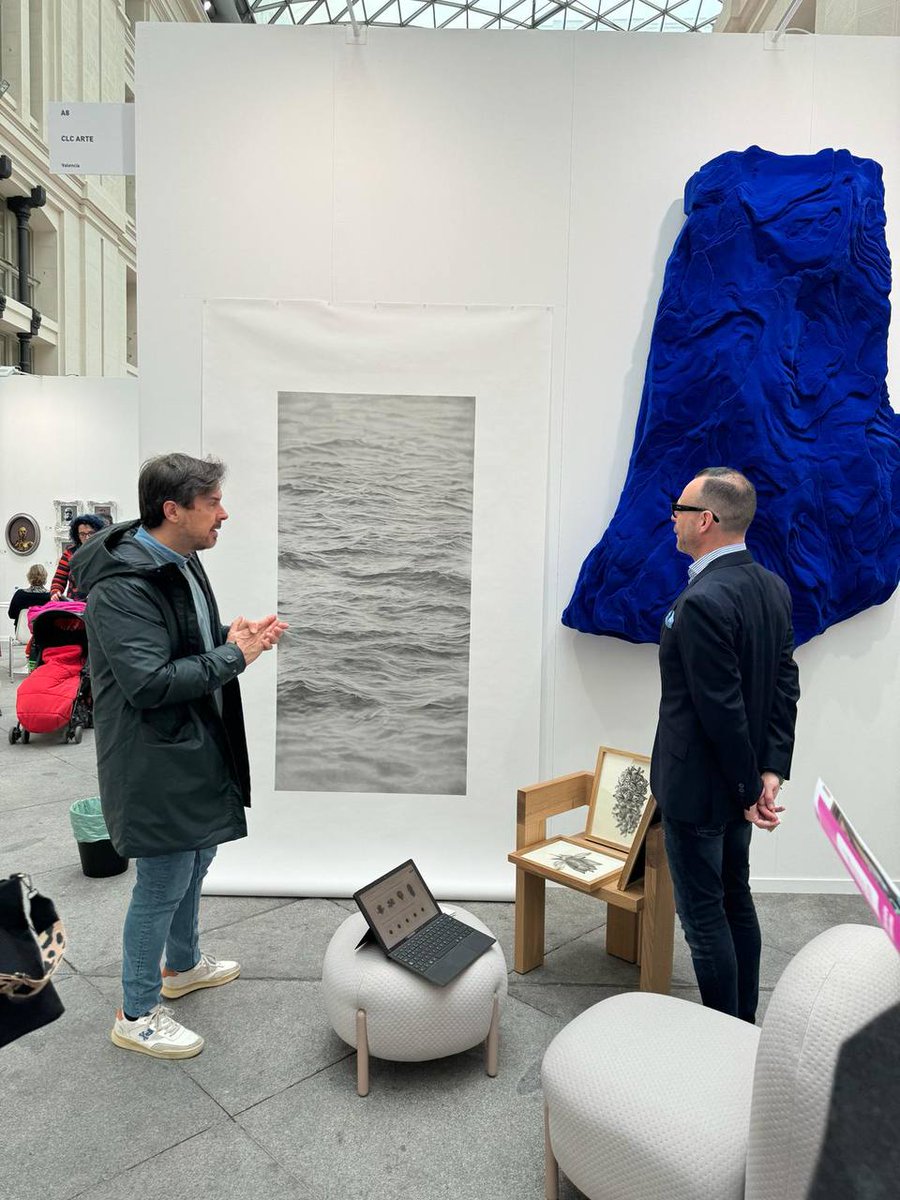 GobAragon's tweet photo. 🧑‍🎨El DG de Cultura, Pedro Olloqui, ha visitado @ArtMadridferia, donde ha conocido el trabajo de los artistas Alejandro Monge y Manu Iranzo.

🖼️El Ejecutivo autonómico apoya a los creadores aragoneses en las ferias de arte contemporáneo que se desarrollan con motivo de @FeriaArco. https://t.co/rHuigx94rd