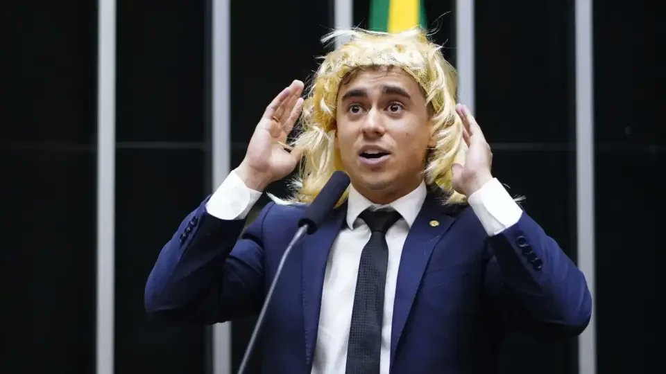 Permitir que um deputado condenado por transfobia contra aluna de escola pública se torne presidente da comissão de Educação da câmara dos Deputados é uma afronta ao eleitor Brasileiro.
O congresso presta desserviço a Educação Brasileira.

Lira transforma a educação no lixo da