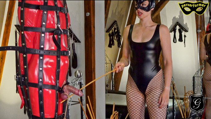 5⃣/6⃣Miss Yara now shamelessly exploits this situation. Taking off the penis cage, she starts to tie