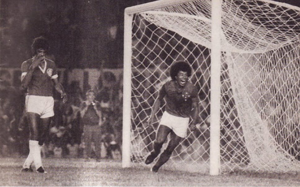 liberta___depre's tweet photo. Hoje é aniversário de um dos maiores jogos da história da Copa Libertadores: o pirotécnico Cruzeiro 5x4 Internacional de 1976.

- Cruzeiro Esporte Clube: Raul; Nelinho, Moraes, Darci e Vanderlei; Zé Carlos e Eduardo; Roberto Batata ( Isidoro), Jairzinho, Palhinha e Joãozinho. 

Técnico: Zezé Moreira 

- Sport Club Internacional: Manga; Cláudio Duarte ( Valdir), Figueroa, Hermínio e Vacaria; Caçapava e Falcão; Valdomiro, Flávio ( Ramón), Escurinho e Lula. 

Técnico: Rubens Minelli 

📷: Gazeta Press