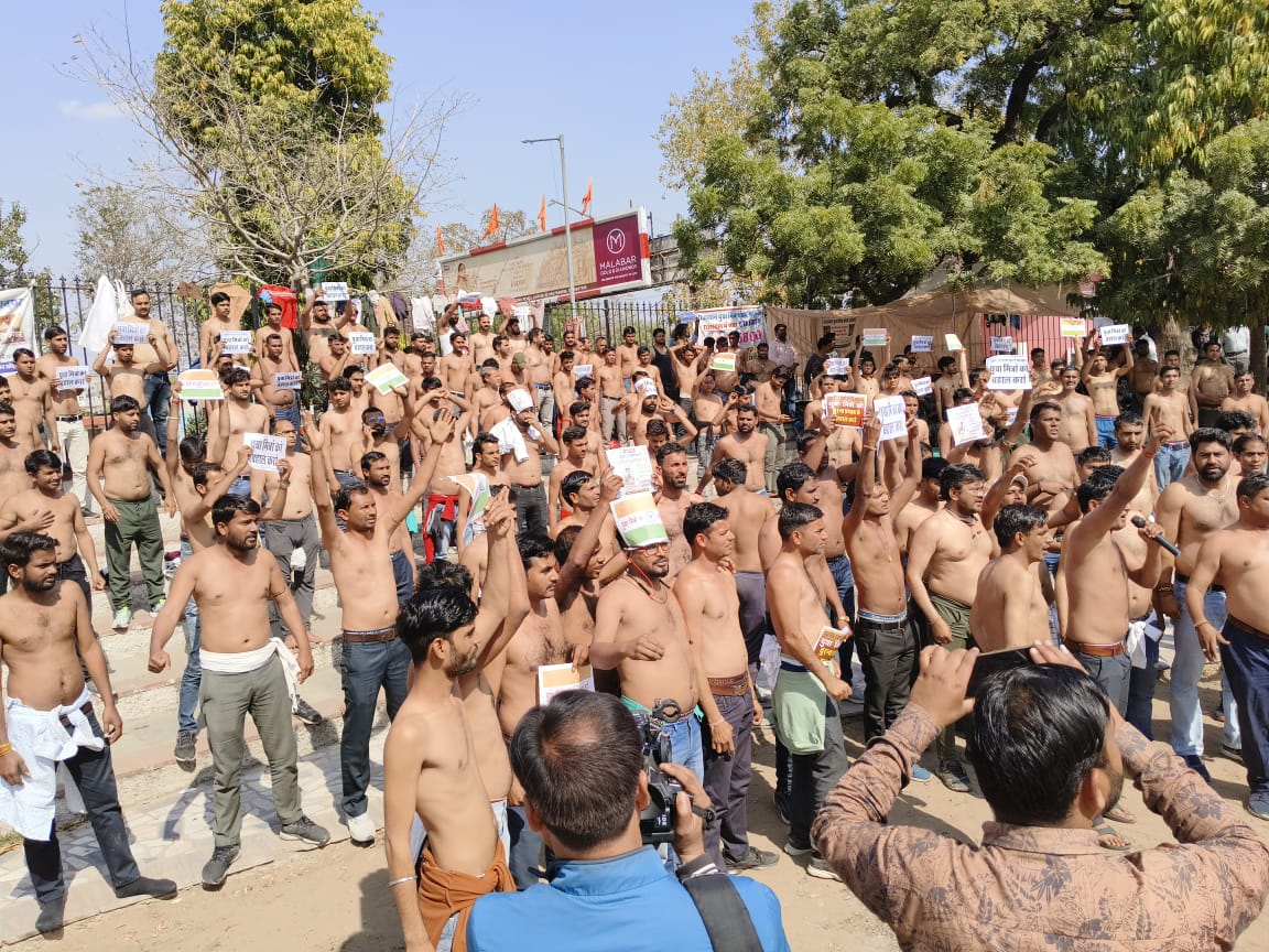 5 हजार युवा मित्रों की बहाली के लिए जयपुर शहीद स्मारक पर धरने के आज 61 वे दिन युवा मित्रों ने किया अर्धनग्न प्रदर्शन
#अर्धनग्न_हुए_युवा_मित्र
Bhajanlal Sharma Kirodi Lal Meena CMO Rajasthan News18 Rajasthan ZEE Rajasthan News CP Joshi Rajendra Rathore Vasundhara Raje