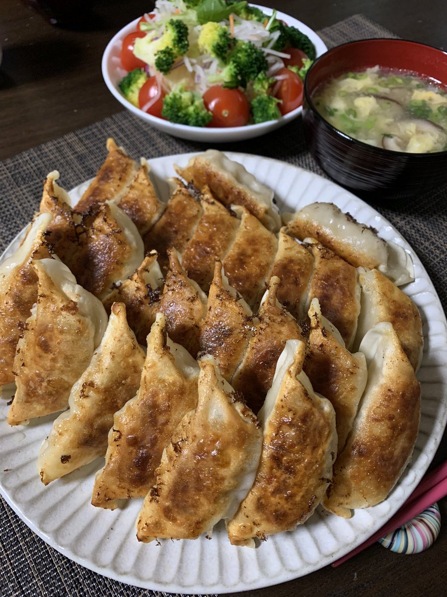 Good evening friends.

I went to English school after my work.

I was thinking about talking in English school but I am very shy so I wasn’t able to speak English well😭

Today’s dinner 
“Gyoza “
“Salad “and 
“Egg and shiitake mushrooms soup”.

#japanesefood
#japanesehomecooking