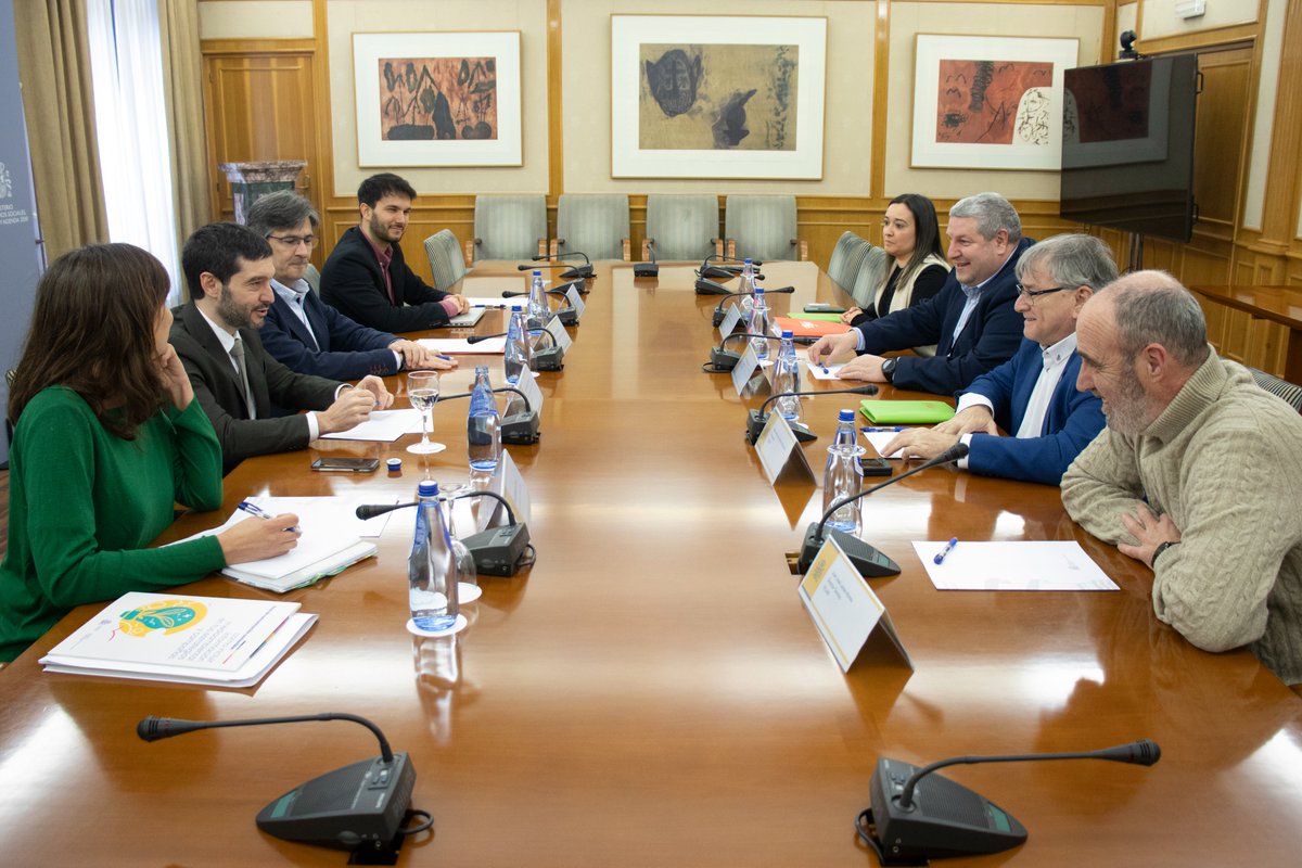 MSocialGob's tweet photo. 📸 El ministro @pbustinduy y la secretaria general de @consumogob, @b_medialdea, se han reunido hoy con @fejarfederacion. 

👉 Durante el encuentro, han subrayado la importancia de garantizar un entorno de juego seguro más allá de la responsabilidad individual. https://t.co/ZReO01dpne
