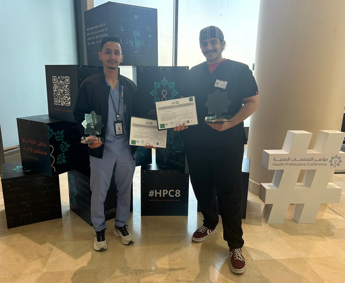 AlmehmadiAliA's tweet photo. اللهم لك الحمد، حصلت على المركز الأول 🥇
في تقديم الملصقات البحثية في #مؤتمر_التخصصات_الصحية_الثامن | #HPC8
ونبارك للأسطورة @MisharyAlassiri على المركز الأول في تقديم العروض الشفهية 🔥 https://t.co/FCAq3EPa4v