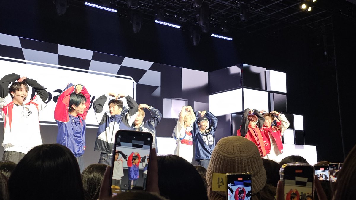 mgsreayo's tweet photo. The showcase was so much fun!!  I love the new songs and it was so fun getting to watch them perform so close.  Xikers fighting!!! 

#xikers #싸이커스 #3RDMINIALBUM #HOUSE_OF_TRICKY #Trial_And_Error #KQ https://t.co/ujObQ1PyIq
