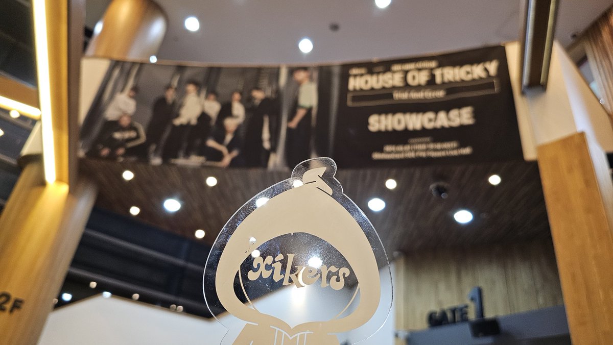 mgsreayo's tweet photo. The showcase was so much fun!!  I love the new songs and it was so fun getting to watch them perform so close.  Xikers fighting!!! 

#xikers #싸이커스 #3RDMINIALBUM #HOUSE_OF_TRICKY #Trial_And_Error #KQ https://t.co/ujObQ1PyIq