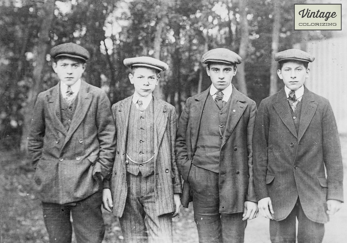 Colorizer2's tweet image. Van zwart-wit naar kleur: Ontmoet de jeugd van Leiden uit de vroege 20e eeuw in volle kleur! 🎨 Deze foto van 4 jongens uit 1910-1929 is zorgvuldig ingekleurd en opgeknapt en brengt hun tijd weer dichterbij. Zie meer op vintagecolorizing.com. #TijdreisInKleur