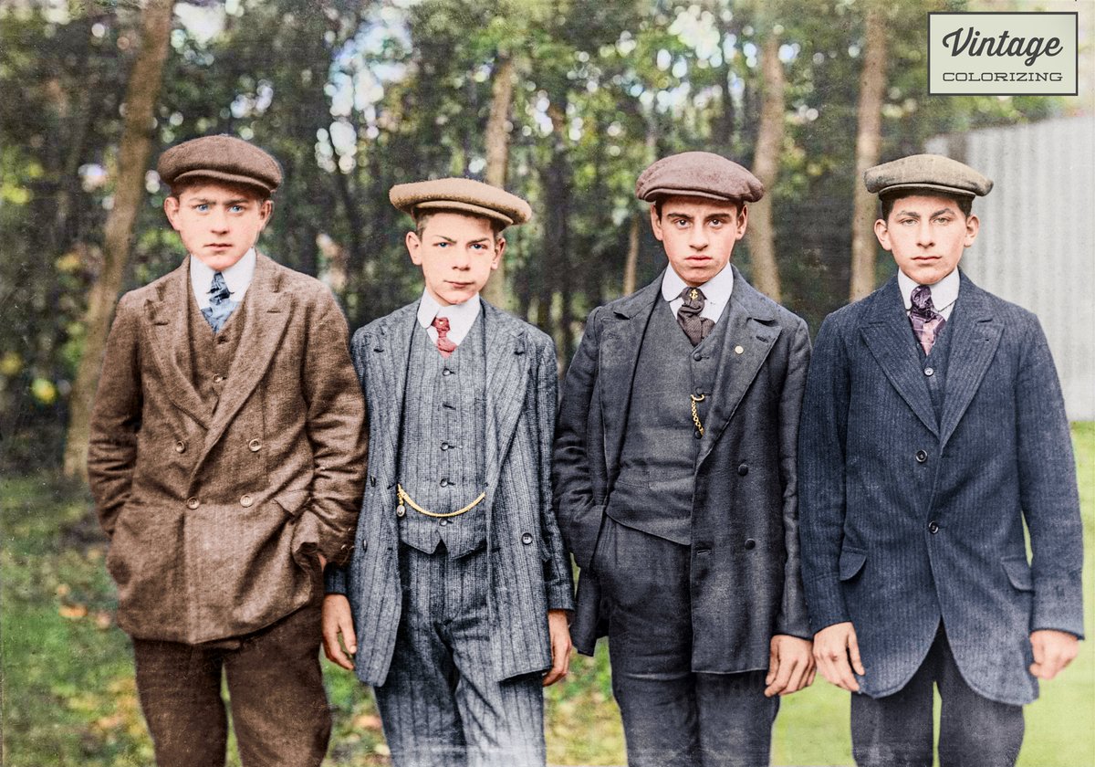 Colorizer2's tweet image. Van zwart-wit naar kleur: Ontmoet de jeugd van Leiden uit de vroege 20e eeuw in volle kleur! 🎨 Deze foto van 4 jongens uit 1910-1929 is zorgvuldig ingekleurd en opgeknapt en brengt hun tijd weer dichterbij. Zie meer op vintagecolorizing.com. #TijdreisInKleur