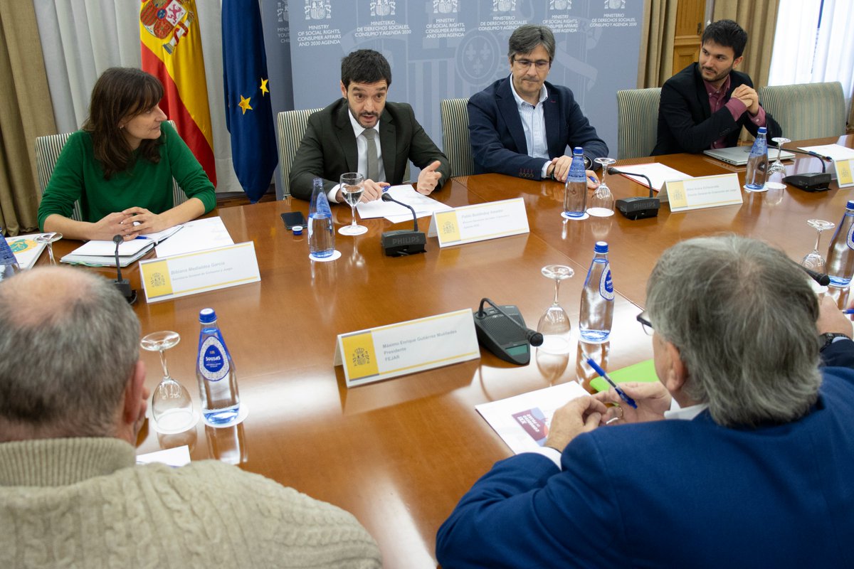 MSocialGob's tweet photo. 📸 El ministro @pbustinduy y la secretaria general de @consumogob, @b_medialdea, se han reunido hoy con @fejarfederacion. 

👉 Durante el encuentro, han subrayado la importancia de garantizar un entorno de juego seguro más allá de la responsabilidad individual. https://t.co/ZReO01dpne