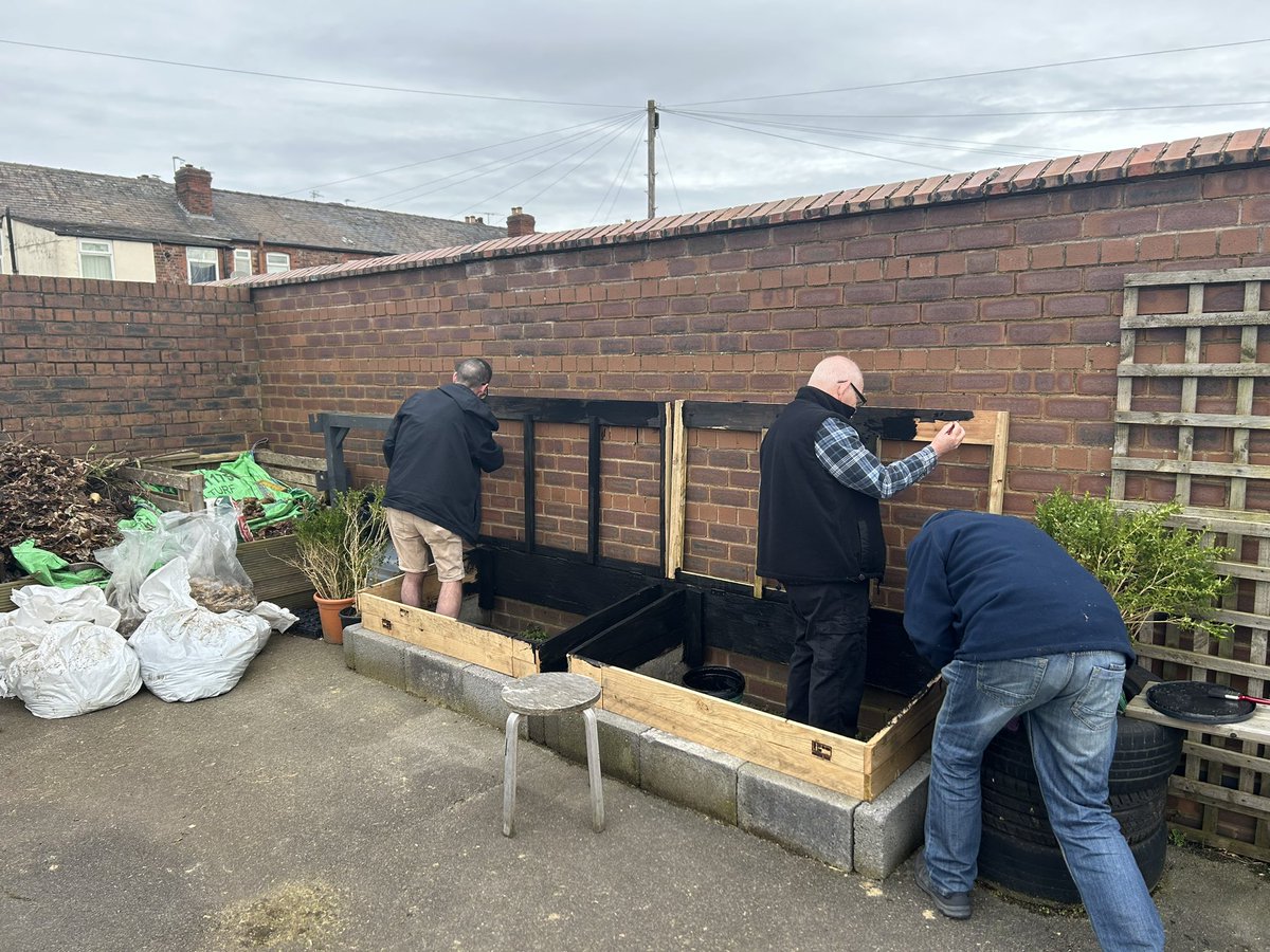 Been a while since I’ve posted about the Garden Gang, they never stand still, restoring the fence, preparing for this years seeds in the new cold frames built from upcycled materials, and have also built a potting table/outside bar from donated pallets and wood. Great job team👍🏻