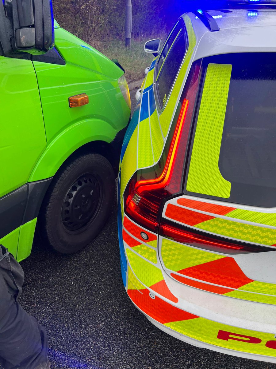 #RPU4 working with @KPTacOps, #SMU & #Dogs conducted a reinforced stop on a #Vehicle on false plates linked to a bilking in #Medway only an hour earlier, vehicle stopped and driver #Arrested ^TS
