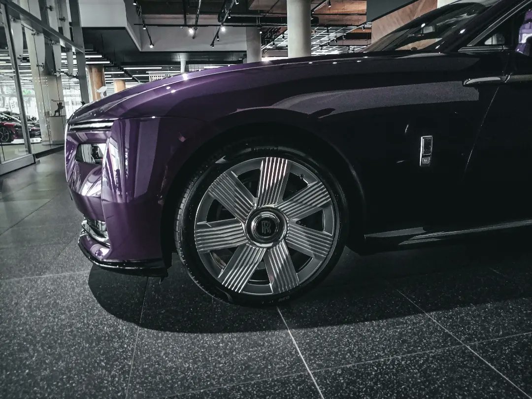 Rolls Royce Spectre

Powered by :

102 KWh battery pack
2 E Motors
585 Horsepower
900 Nm of Torque
Single Speed Automatic
With Lauch Control
All Wheel Drive
0-100kph in 4.5 seconds
250 Kph limited Top Speed
Weighs 2.9 tons

Estimated Range: 465 Km

#rollsroyce #rollsroycespectre