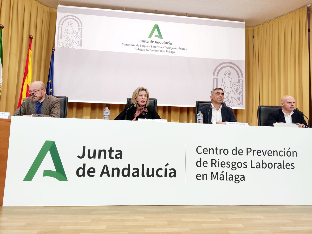 MalagaJuntaEE's tweet photo. La delegada @EmpleoJunta, @carmenssierra_, informa de que se trata de un sector en auge, cuyas labores pueden llegar a ser muy peligrosas y que afecta no solo al conjunto de #trabajadores, sino a las miles de personas que posteriormente hacen uso de este tipo de instalaciones. https://t.co/TjefA6Ka7D