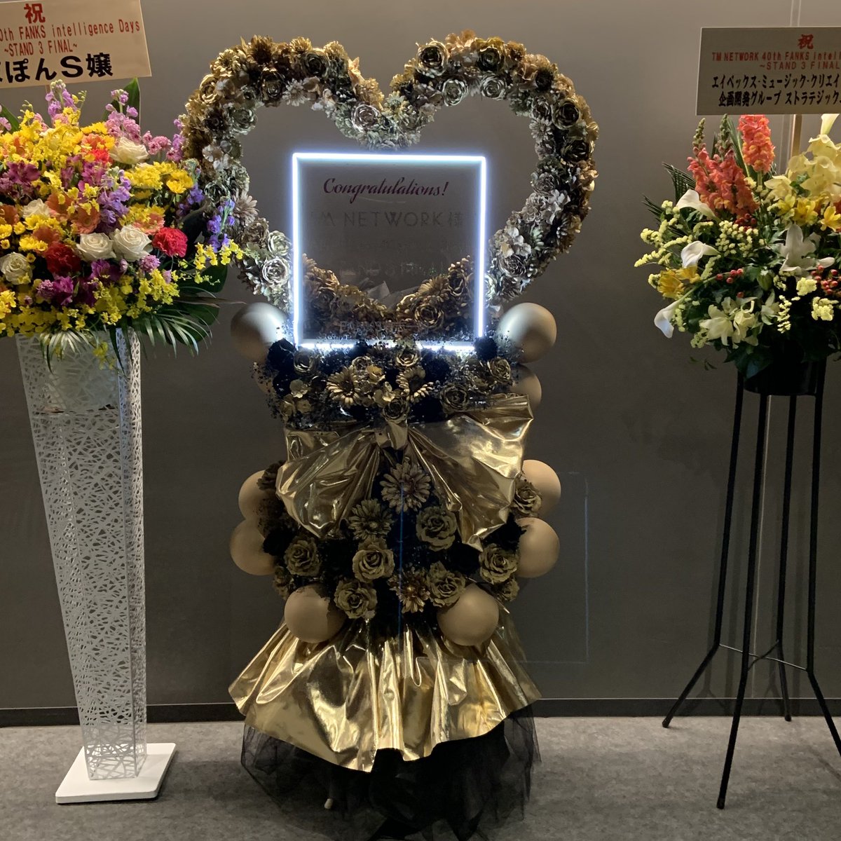 FANKS1987tkutkn's tweet photo. 今日は予定していた会食が朝、急遽キャンセルに。
当日券を求め、運良くゲット！
思いがけず参戦できました！
しかも良席でした✨もう最高だよー🎶
今回のお花もとても素敵でした💐

#TMNETWORK #STAND3FINAL #IntelligenceDay #FANKS #Day33 #立川ステージガーデン https://t.co/Cv2dlI6ZLo