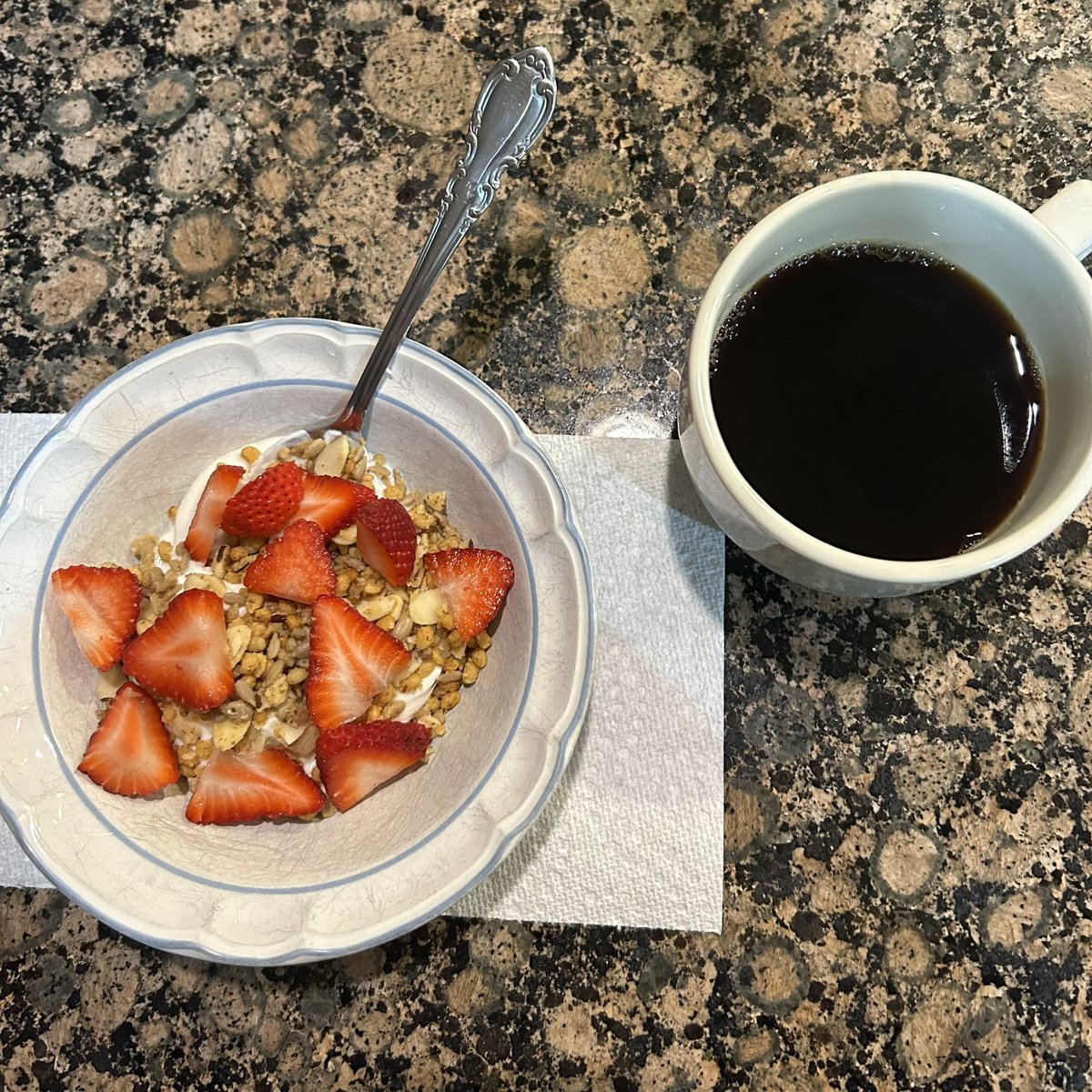 pinklbss's tweet photo. breakfast before school😋 https://t.co/jJqTMKAMog
