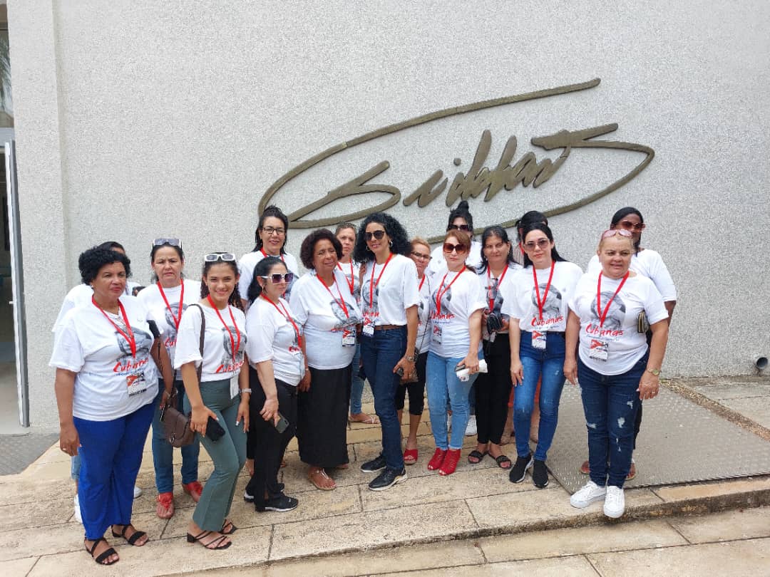Inicia hoy el XI Congreso de la Federación de Mujeres Cubanas en #Cuba 
Digna representación de las espirituanas en la magna cita.
#SanctiSpíritusEnMarcha
#MujeresEnRevolución 
<a href="/DiazCanelB/">Miguel Díaz-Canel Bermúdez</a> <a href="/DrRobertoMOjeda/">Dr. Roberto Morales Ojeda</a> <a href="/PartidoPCC/">Partido Comunista de Cuba</a> <a href="/FMC_Cuba/">FMC de Cuba</a>  <a href="/TeresaBoue/">@SecGFMC</a> <a href="/JulioLu36970211/">Julio Luis</a> <a href="/MEspirituana/">@MariposaEspirituana</a>