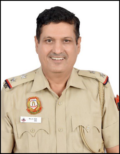 CrimeBranchDP's tweet photo. अंतरराज्यीय नकली दवा तस्कर गिरोह का पर्दाफाश,
10 आरोपी गिरफ्तार, 03 लाख कैप्सुल (लगभग ₹1 करोड़), 03 वाहन व Machinery बरामद 
उप-निरीक्षक राजा राम, निरीक्षक पवन व विकाश पन्नु, ACP नरेश, उपायुक्त @amitgoel का सराहनीय कार्य 
@DelhiPolice
@Sanjaybhatia111 
https://t.co/V55ut0tyvC https://t.co/2mNm6hwfUR