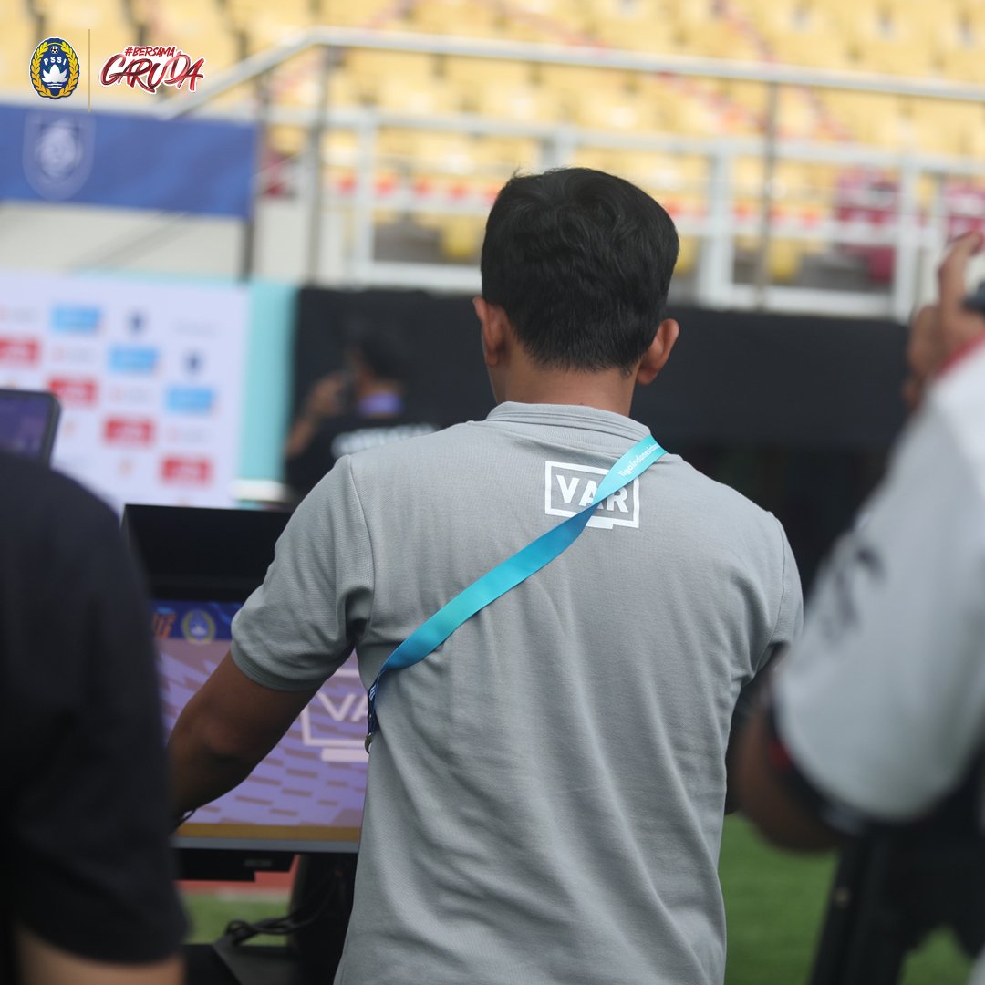Uji coba video assistant referre (VAR) resmi dilakukan di final Elite Pro Academy (EPA) Liga 1 U-20 2023/2024 yang digelar di Stadion Manahan, Solo, Kamis (7/3). Pada momen kali ini, ada 8 + 2 kamera yang digunakan dalam penerapan VAR di pertandingan Persita Tangerang U-20…