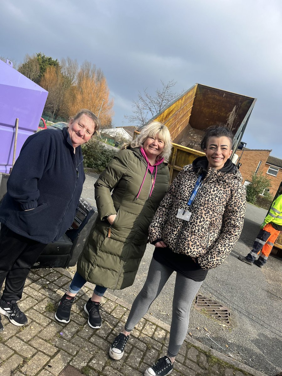 Collaborative working! Great community spirit here on Chester Ave. Skips funded by Towyn & Kinmel Bay Town council, provided by @ConwyCBC , supported by @CartrefiConwy & @CreatingE! Lots of residents supporting each other today.