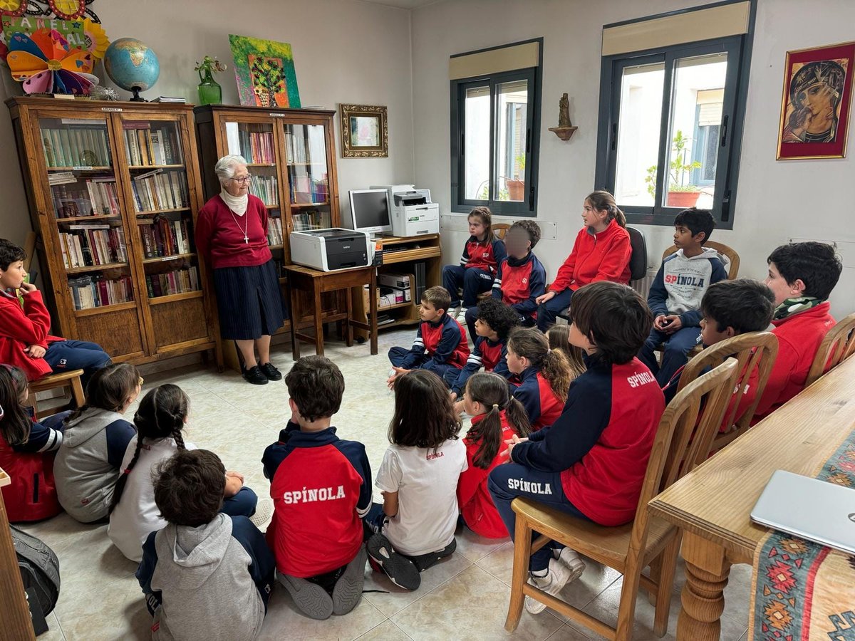 colegiospinolam's tweet photo. Seguimos conociendo la vida de las @ADCSpinola en los encuentros de cada clase con las religiosas. Al conocer su vida y su #llamada seguimos ahondando en nuestro lema de este curso #TeSigoLlamando. Ellas son ejemplo de escucha y de respuesta. 
¡Gracias por recibirnos! https://t.co/ZfdH4dkyfU