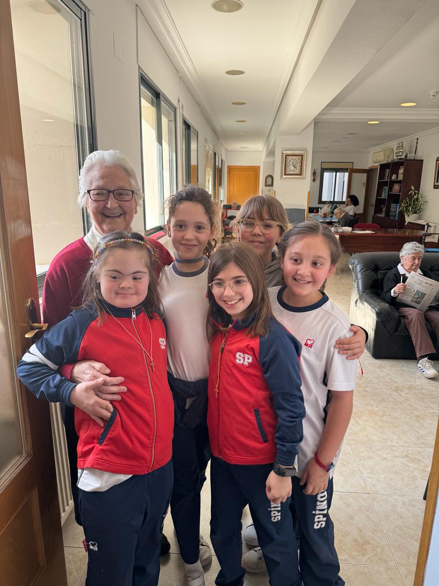 colegiospinolam's tweet photo. Seguimos conociendo la vida de las @ADCSpinola en los encuentros de cada clase con las religiosas. Al conocer su vida y su #llamada seguimos ahondando en nuestro lema de este curso #TeSigoLlamando. Ellas son ejemplo de escucha y de respuesta. 
¡Gracias por recibirnos! https://t.co/ZfdH4dkyfU