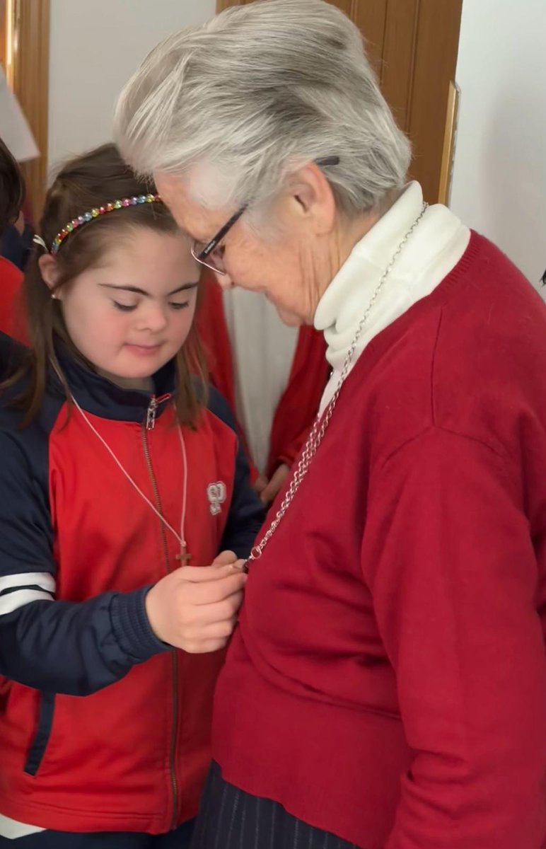 colegiospinolam's tweet photo. Seguimos conociendo la vida de las @ADCSpinola en los encuentros de cada clase con las religiosas. Al conocer su vida y su #llamada seguimos ahondando en nuestro lema de este curso #TeSigoLlamando. Ellas son ejemplo de escucha y de respuesta. 
¡Gracias por recibirnos! https://t.co/ZfdH4dkyfU