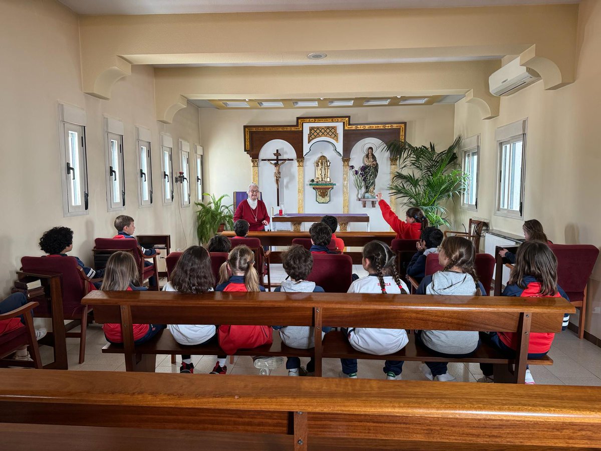 colegiospinolam's tweet photo. Seguimos conociendo la vida de las @ADCSpinola en los encuentros de cada clase con las religiosas. Al conocer su vida y su #llamada seguimos ahondando en nuestro lema de este curso #TeSigoLlamando. Ellas son ejemplo de escucha y de respuesta. 
¡Gracias por recibirnos! https://t.co/ZfdH4dkyfU