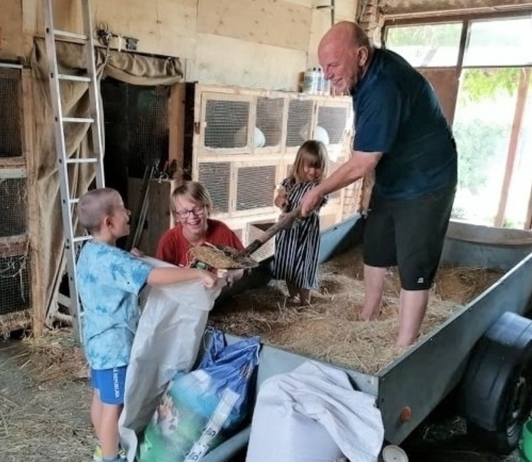 zdeneksarapatka's tweet photo. Národ je s námi, říkali na schůzi, když zase pojedem. „A hnůj sebou!“, hulákal hlavoun z kolchozu Babiše, co přijel v poršáku a přidal se příbuznej od Čuby. Děti už nechtějí: minule v rusáckém cirkusu byli jen klauni a staré opice. Ty s rudou zadnicí. A žádní medvědi. Netáhne ani tchoř, co bydlí u vlády: prý smrdí na dálku a znají ho ze zoo, šprajcly se a vidět netouží ani husity v traktorech. Natož pak akční hru, jak nasrat Pražany, co spěchaj k doktoru anebo do práce a kulak z dotací jim brzdí tramvaje. Na hry maj počítač, ťukaj si na čelo. Nikam se nejede: pytlujem králíkům a hnůj půjde na záhon. Kohout nám nemluví a z dotací nežijem. Traktory vzteklých si spletly směr: zatímco rajtují po vládě, v Průhonicích se jim směje zločinec:  „Ať se mír rozhostí po českých pláních, rozkradeno jest. Halelujá!“…