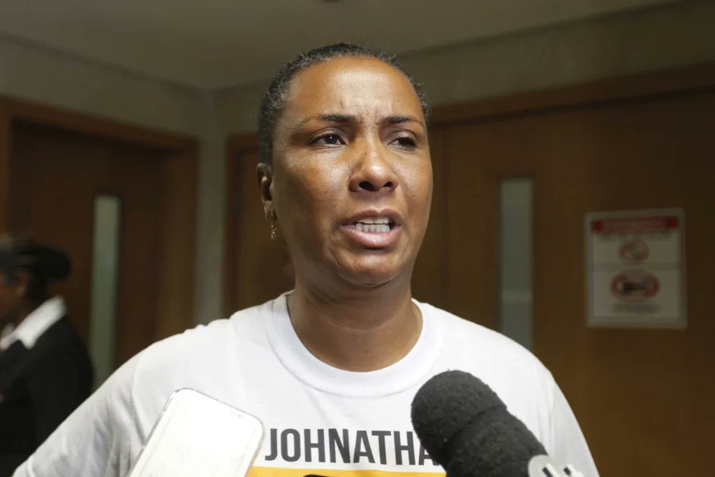 vozdacomunidade's tweet photo. ‘Essa luta não pode ser só minha’, diz a mãe de Johnatha diante de condenação de PM por homicídio culposo➡️https://t.co/TYEHv85etf

✍️ Fernanda Lima
📸Reginaldo Pimenta https://t.co/UUgziRXvGs