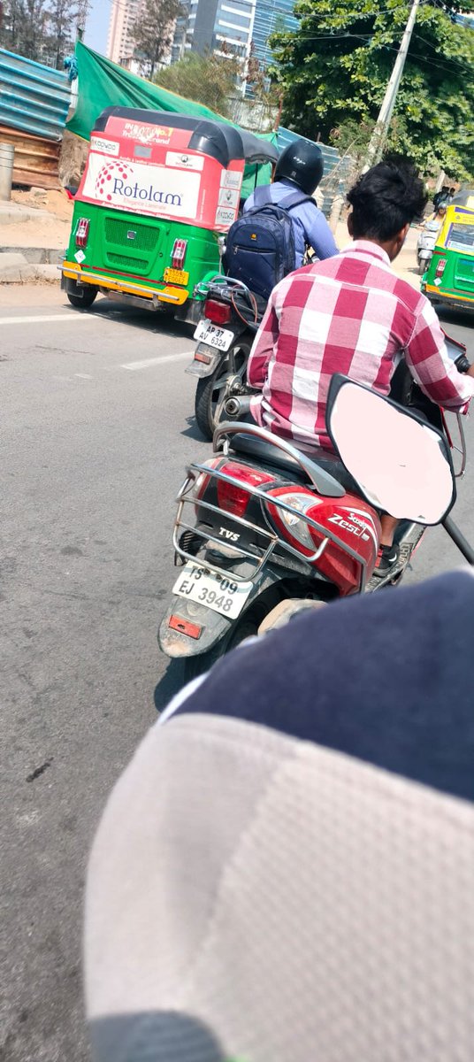 Sriramv04's tweet image. ఈరోజు మార్నింగ్ గచ్చిబౌలి లో వెళ్తుంటే ఒక బైక్ అతను ఎంత ప్రశాంతం గా బైక్ నడుపుతున్నాడు అంటే ఒక చేతిలో ఫోన్ ఇంకో చేతిలో బైక్ మళ్ళీ ఎంత వేగం గా అంటే పక్క బైక్స్ వాళ్ళు బయపడేలా..

చాలా భయపడ్డ ఆ నిమిషం..

@CYBTRAFFIC 

#TrafficJam2024 #rashdrive