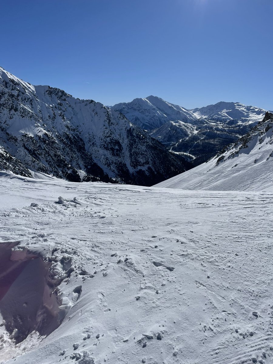 djcspe1's tweet photo. A ski in France &amp; a ski in Italy! 
Another glorious day on the slopes
#DJSkiing
#crossingtheborder https://t.co/YpslmeHJVV