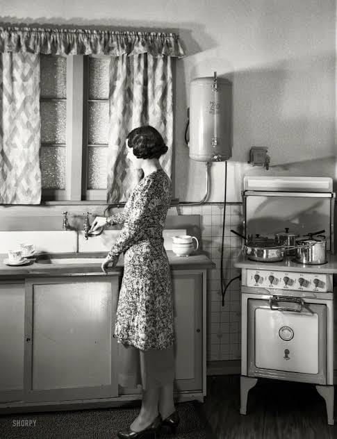 literlandweb1's tweet photo. "Los mejores crímenes para mis novelas se me han ocurrido fregando platos. Fregar los platos convierte a cualquiera en un maníaco homicida de categoría".
Agatha Christie
📷Shorpy https://t.co/Jk7L4x9b3M