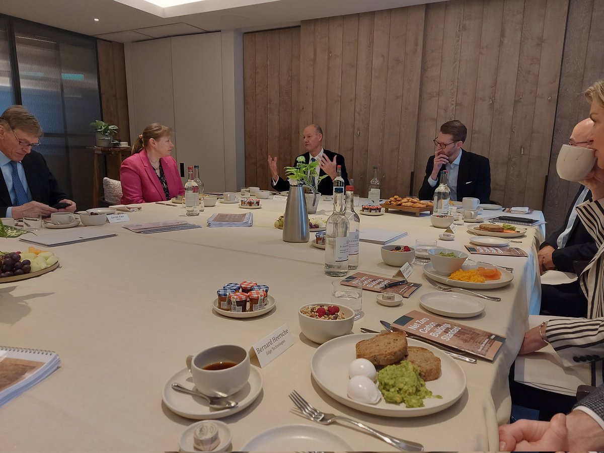 MattStevenage's tweet photo. Insightful breakfast meeting this am kindly hosted by @MaceGroup CEO and Group Chairman Mark Reynolds discussing the emerging Net Zero Carbon Buildings Standard. It was great to hear the views of development sector experts and to be able to offer a local government perspective. https://t.co/5Z4rLkO7Iq
