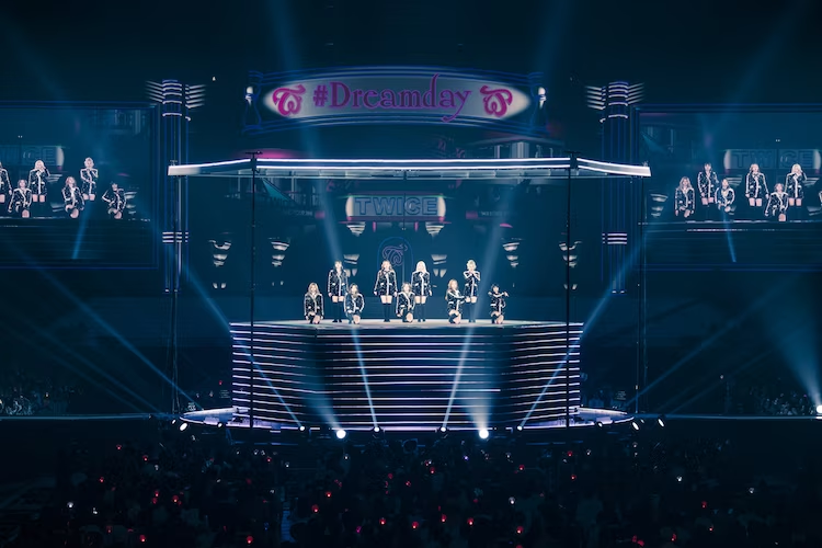 Twiceiland's tweet photo. 2019年の本日はTWICE初のドームツアー「Dreamday」の開幕日！日本デビュー以来の念願だった「ドームのステージに立ちたい」という”夢”がタイトルに込められており、京セラドーム・東京ドーム・ナゴヤドームの3会場5公演で約22万人を動員。最終公演ではファンのコメント映像が上映され9人は涙を流した。 https://t.co/4NvPvAdXnY